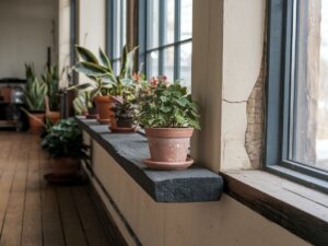 0Okno z antracytowym parapetem w mieszkaniu
