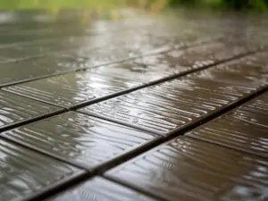 Zacieki po deszczu na desce kompozytowej