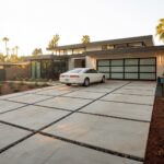 minimalistyczny ogród przy podjeździe