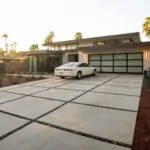 minimalistyczny ogród przy podjeździe