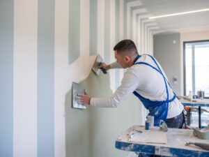 Proces aplikacji gładzi na farbę w domowym wnętrzu